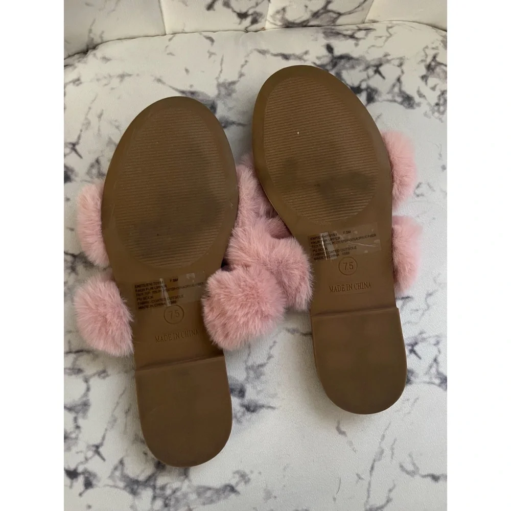 Steve Madden fuzzy slides 7.5 - Picture 6 of 6